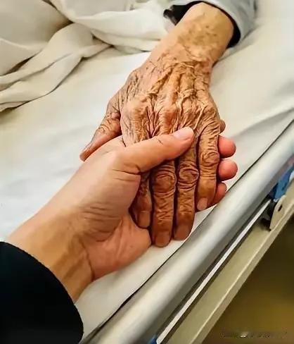 母子连心，儿子是母亲身上掉下的肉。一位七十多岁的老太太病入膏肓，医生说不会活过2