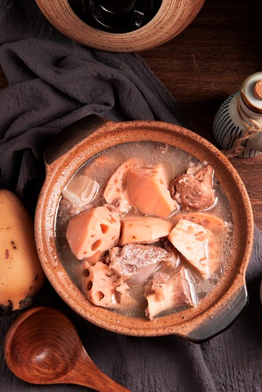 想炖出好喝又营养的莲藕排骨汤？这几步秘诀别错过！火候是成败关键，小火慢炖将温度控