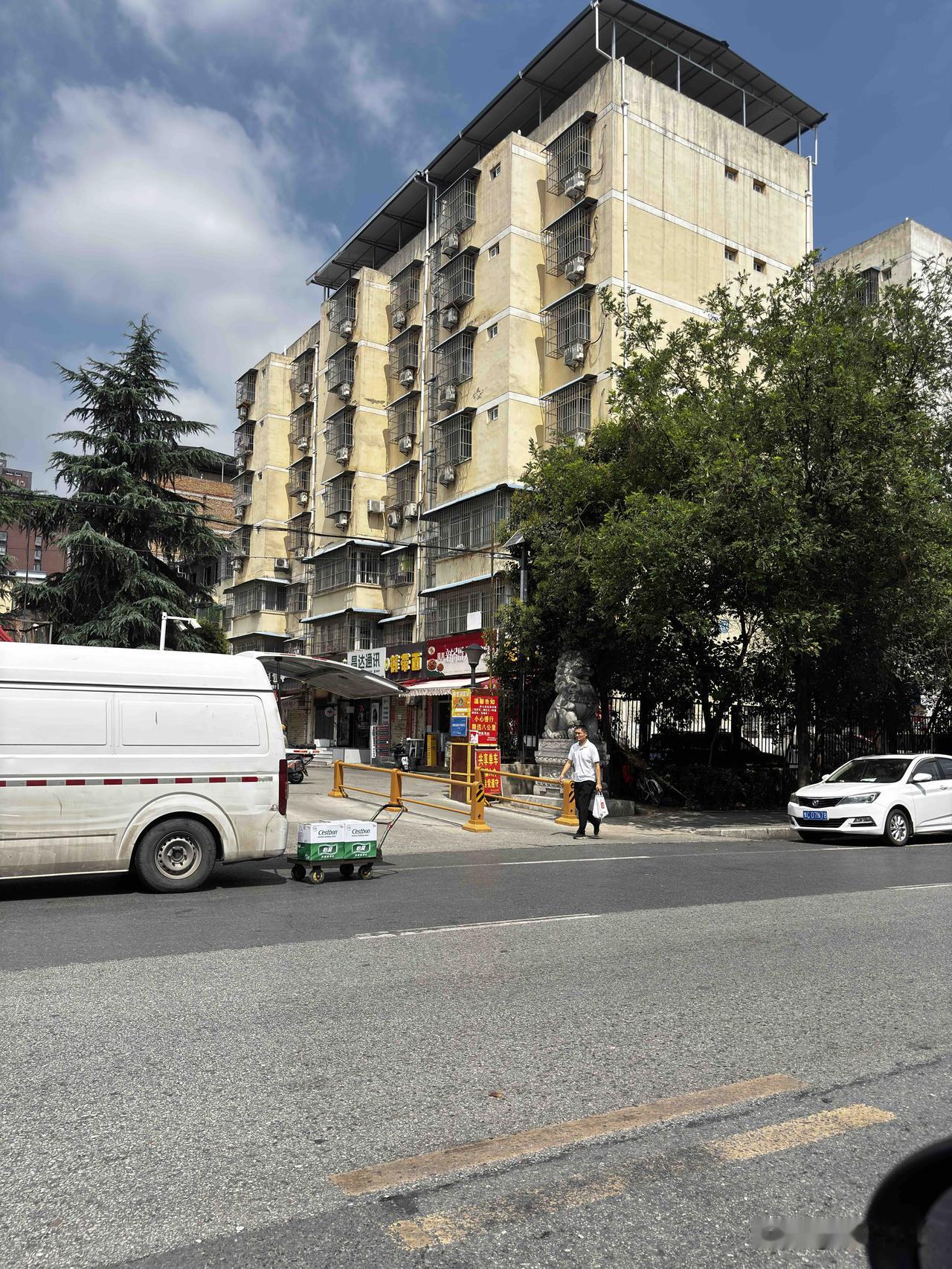 西安高新区西辛庄社区，这个是拆迁安置房，和甘家寨社区一样，统一规划盖的多层住宅，