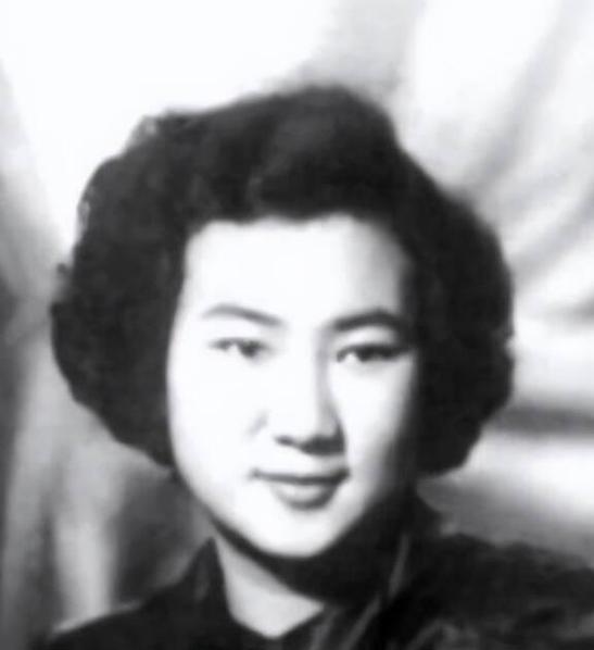 1943年，一个中国少女被抓进纳粹集中营，突然德国士兵在少女身上发现一个刻有“朱