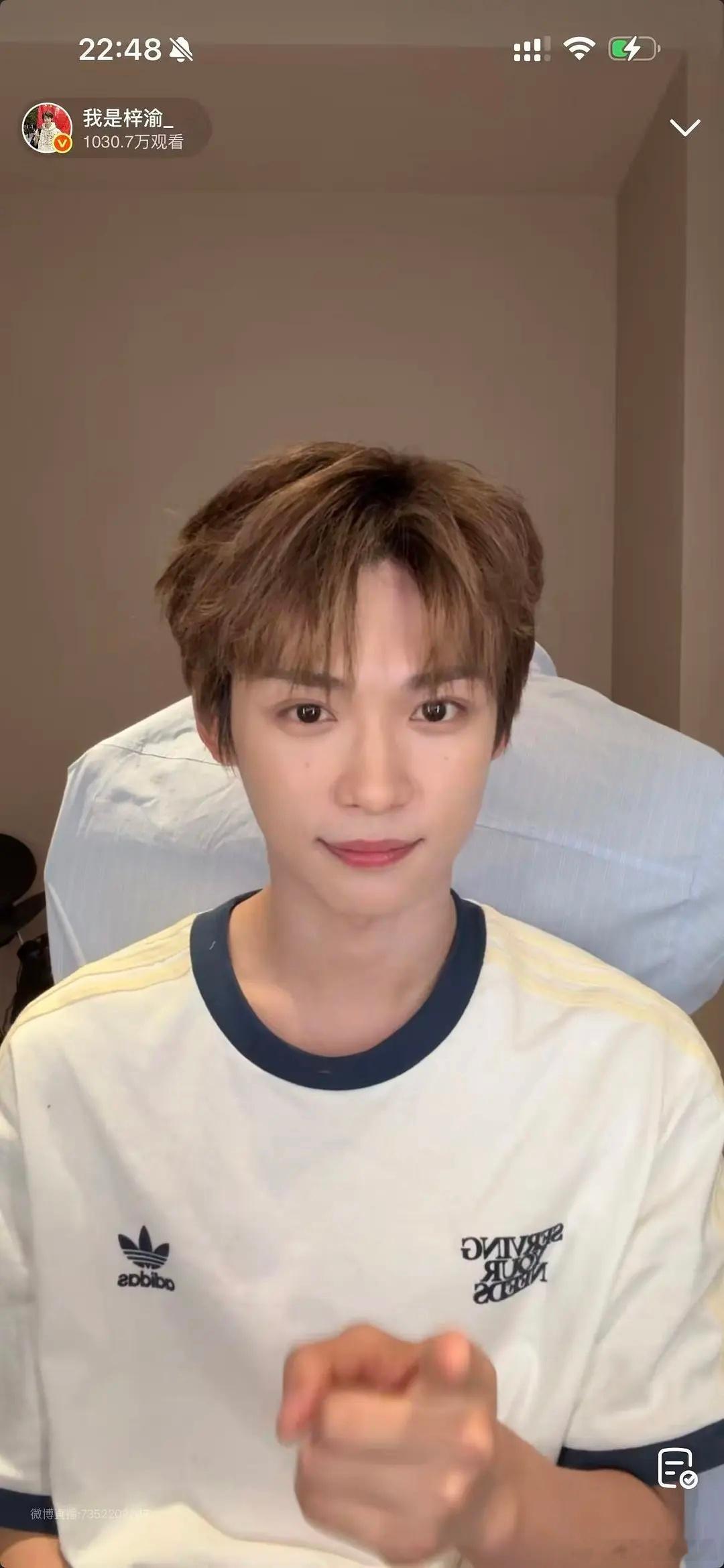 谁敢想，梓渝这场临时的直播就有一千多万的观看，直接热榜第一了，好多人啊梓渝直播