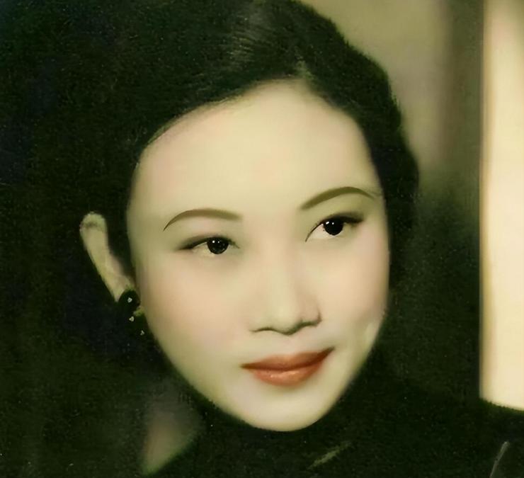 1938年，41岁戴笠借口加班，把秘书余淑衡带到了卧房，并递给她一杯咖啡：“提提