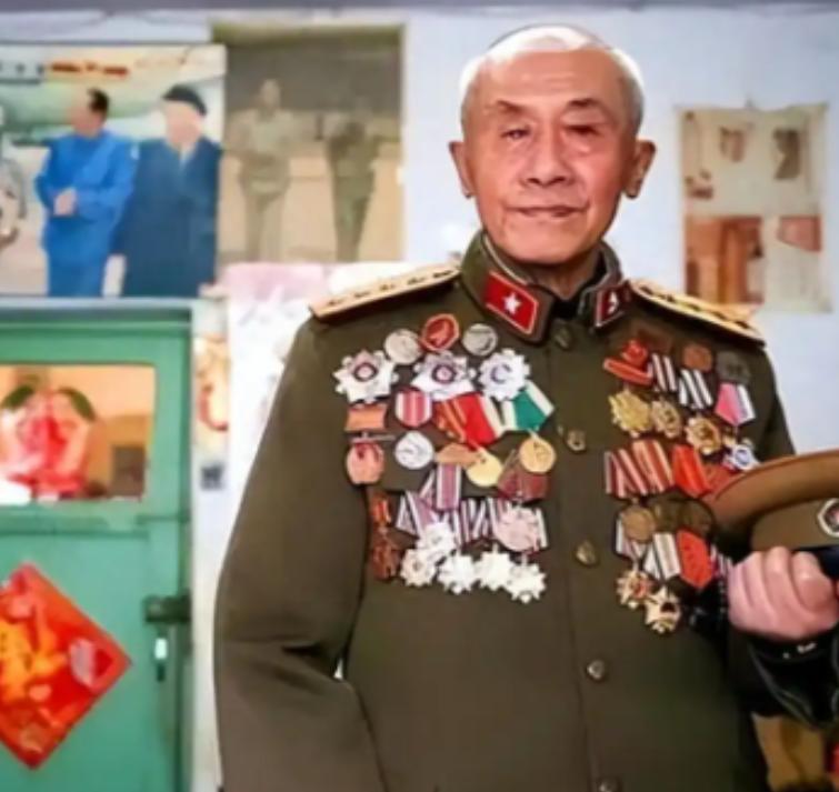 1938年，八路军排长肖万世撤职了。原因是手下一个小战士，捅死了一名出言挑衅的日