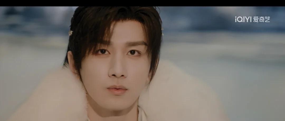 震撼美味
啊不震撼美貌
怎么会有这么温柔的人
他背过去，小蜘蛛看不到他在笑，前一