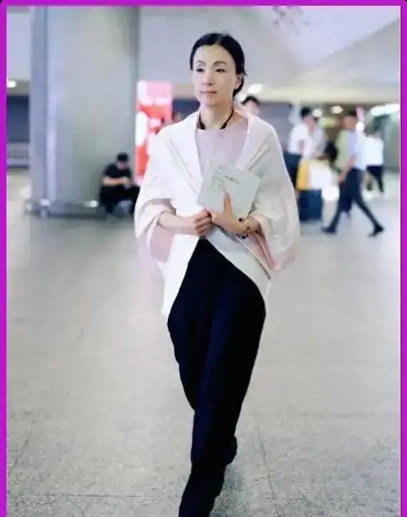 53岁陶虹变成普通大妈，脸部浮肿穿着朴素，网友：当年的小龙女去哪了？ 