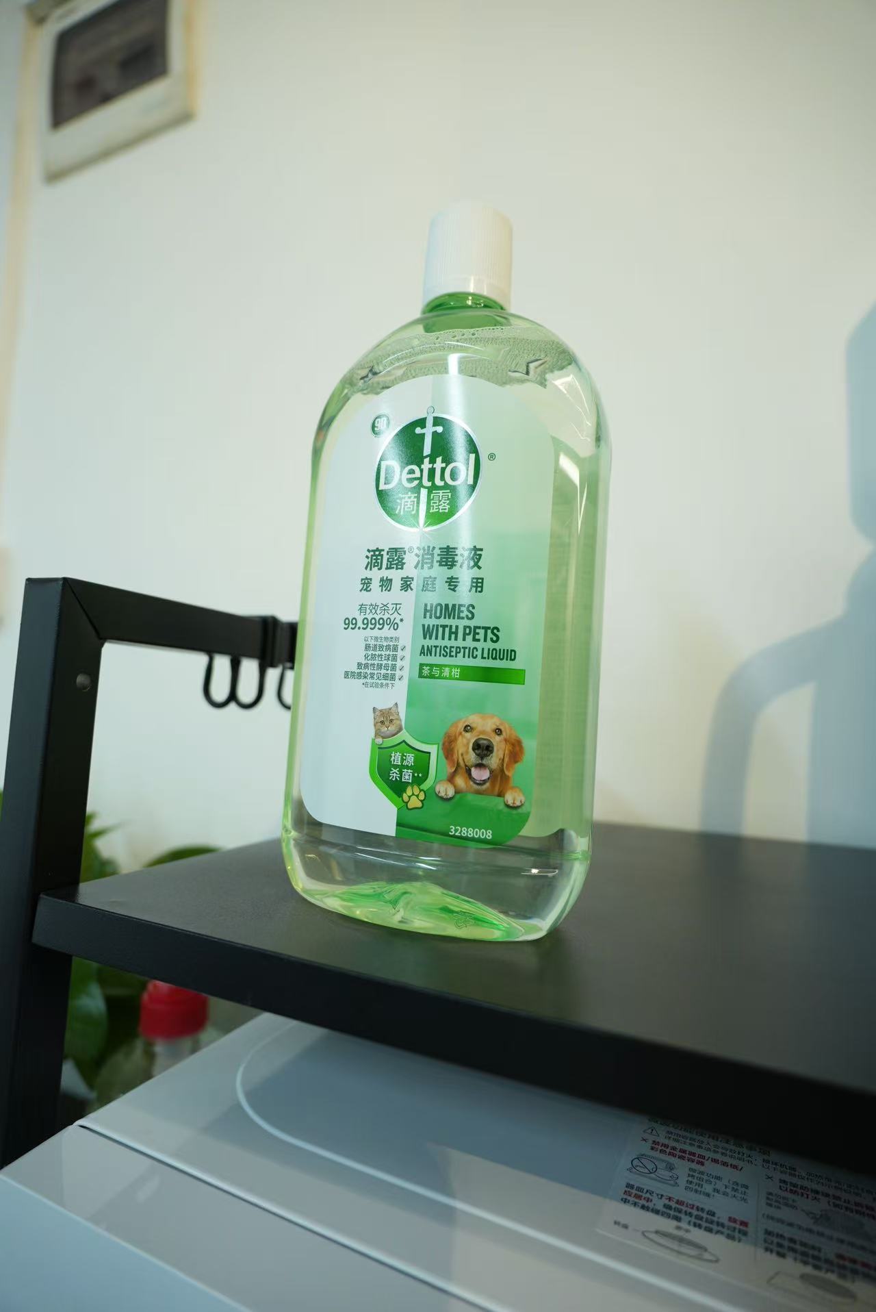 养狗后家里清爽感靠日常维护。我用滴露消毒液宠物家庭专用稀释拖地，狗窝和尿垫区重点