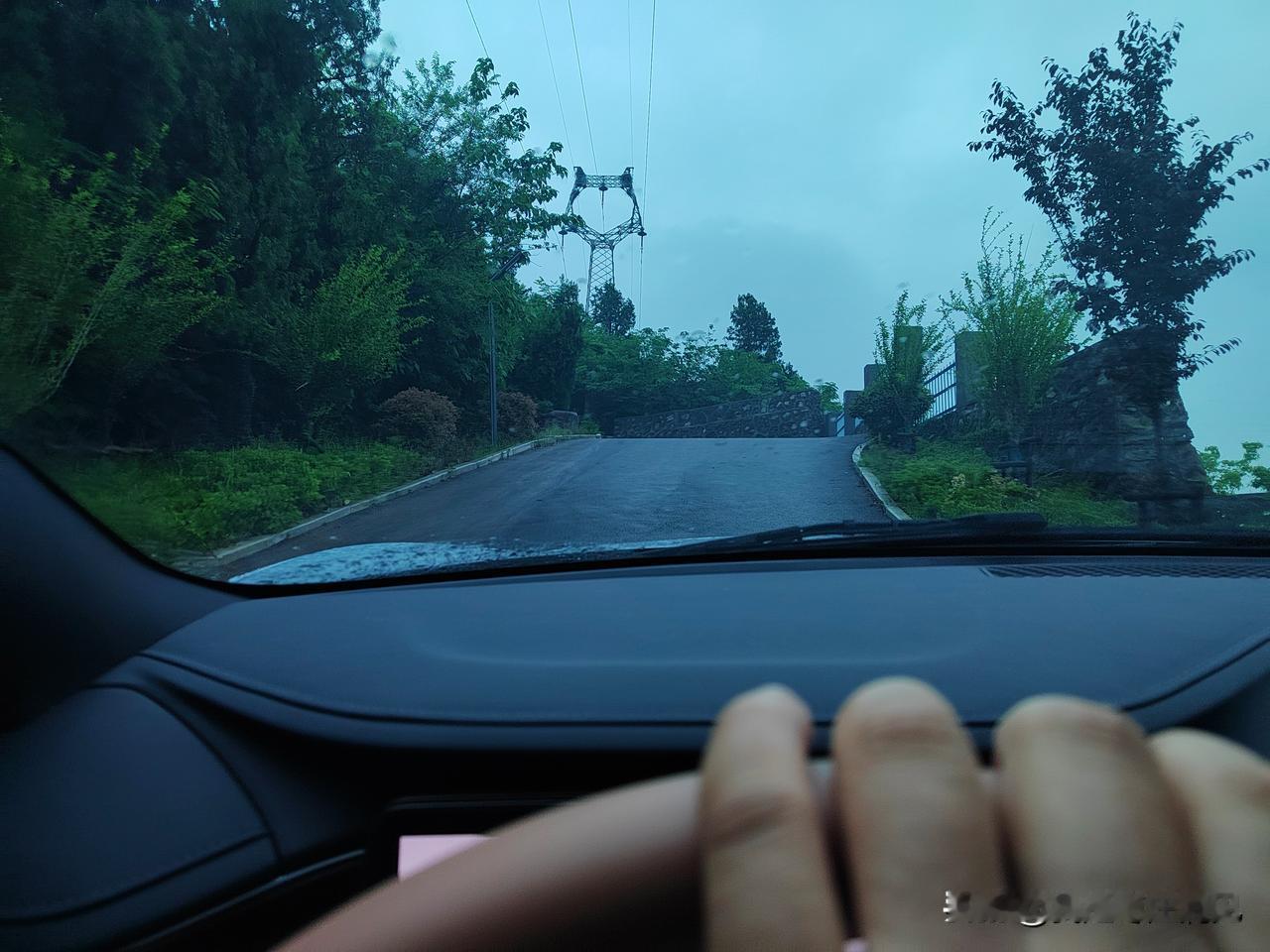 雨探峄城仙坛山｜5月18日傍晚，雨中来到仙坛山，这也是我第一次开车上山。上山的道
