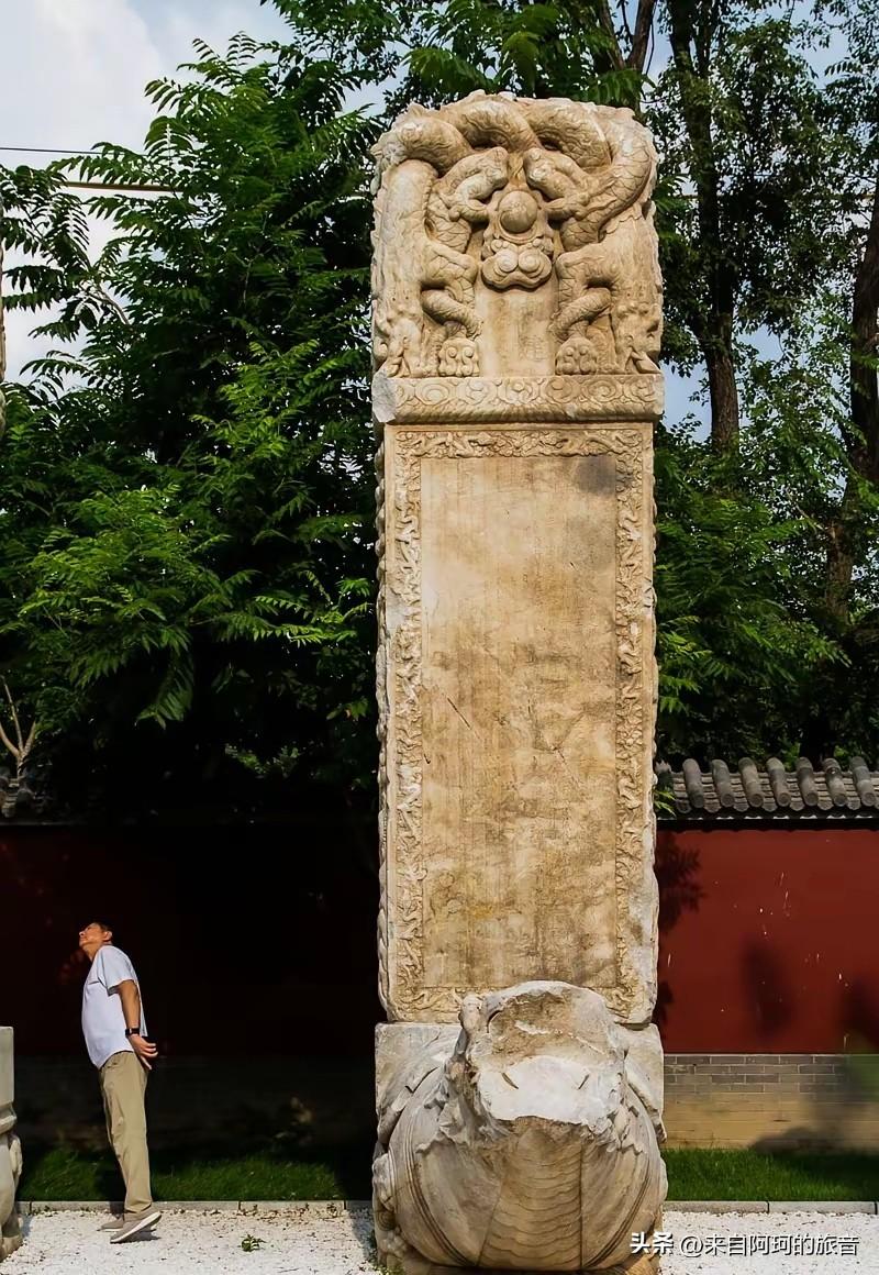 京密路拓宽工地挖出个大石碑的事，这两年在北京文博圈里传得挺火。可很多人不知道，这