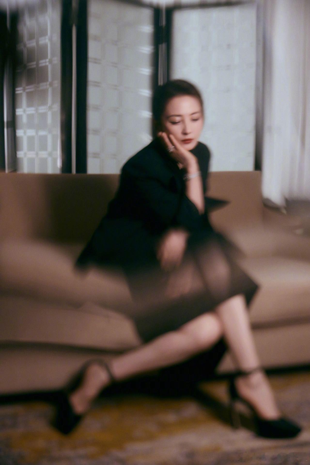 蒋勤勤贵女气质 被蒋勤勤这组造型狠狠惊艳！利落黑西装沉稳大气，细碎钻饰悄悄流露奢