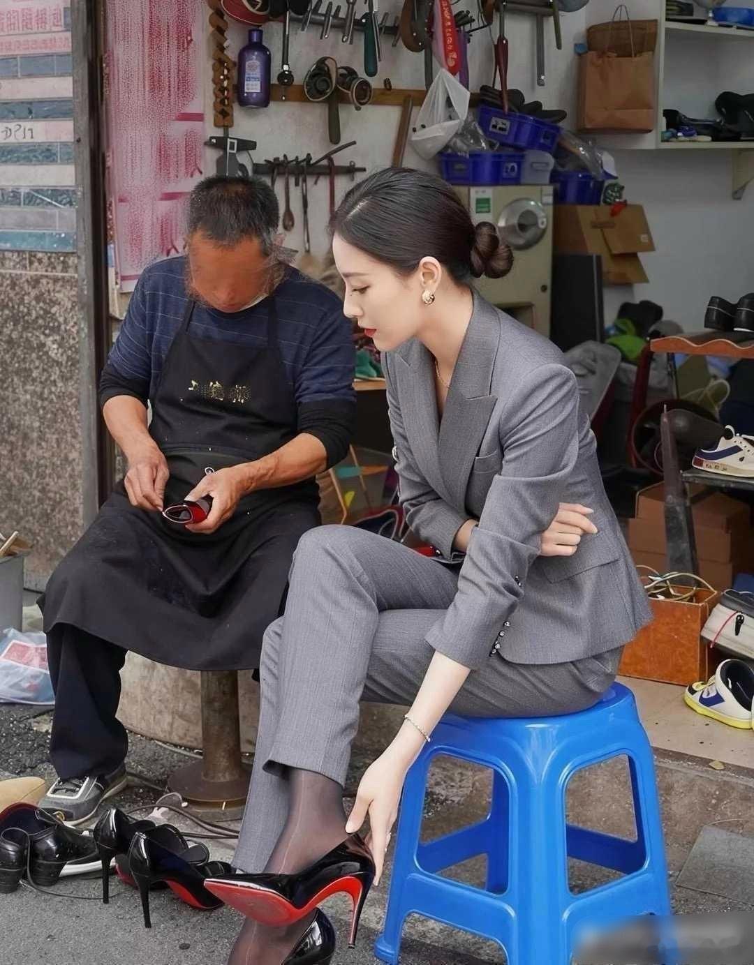 一看就是摆拍！红底高跟都没磨损⋯ 