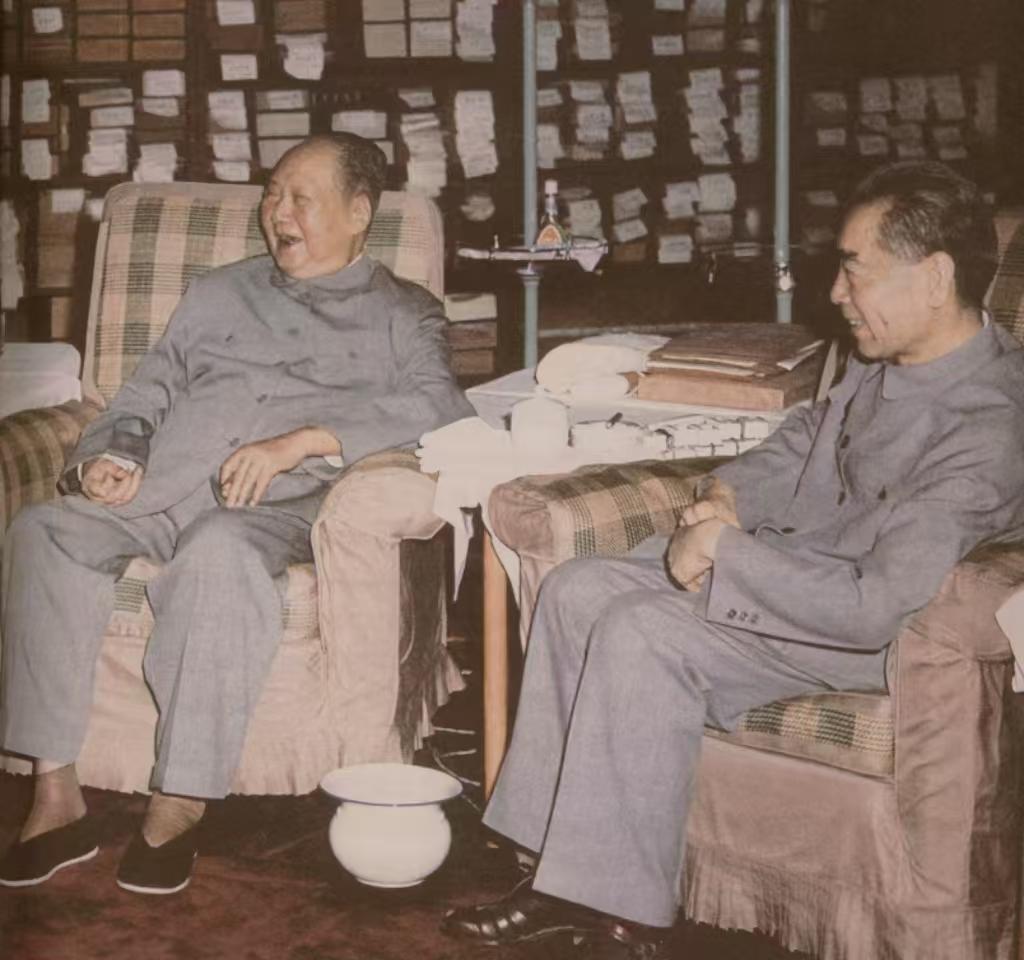 周恩来说：“千万不要把毛泽东看成一个天生的领袖。”他认为，过度神化毛泽东，会出现
