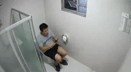 不可思议！野猪居然闯进了卫生间！
看完这段视频，真是心惊胆跳！这到底是什么地方的