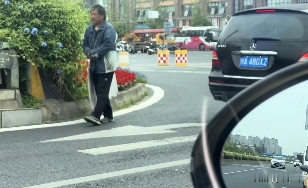 第一眼以为他是个流浪汉，转过身那一刻发现他是一位伟大的父亲！