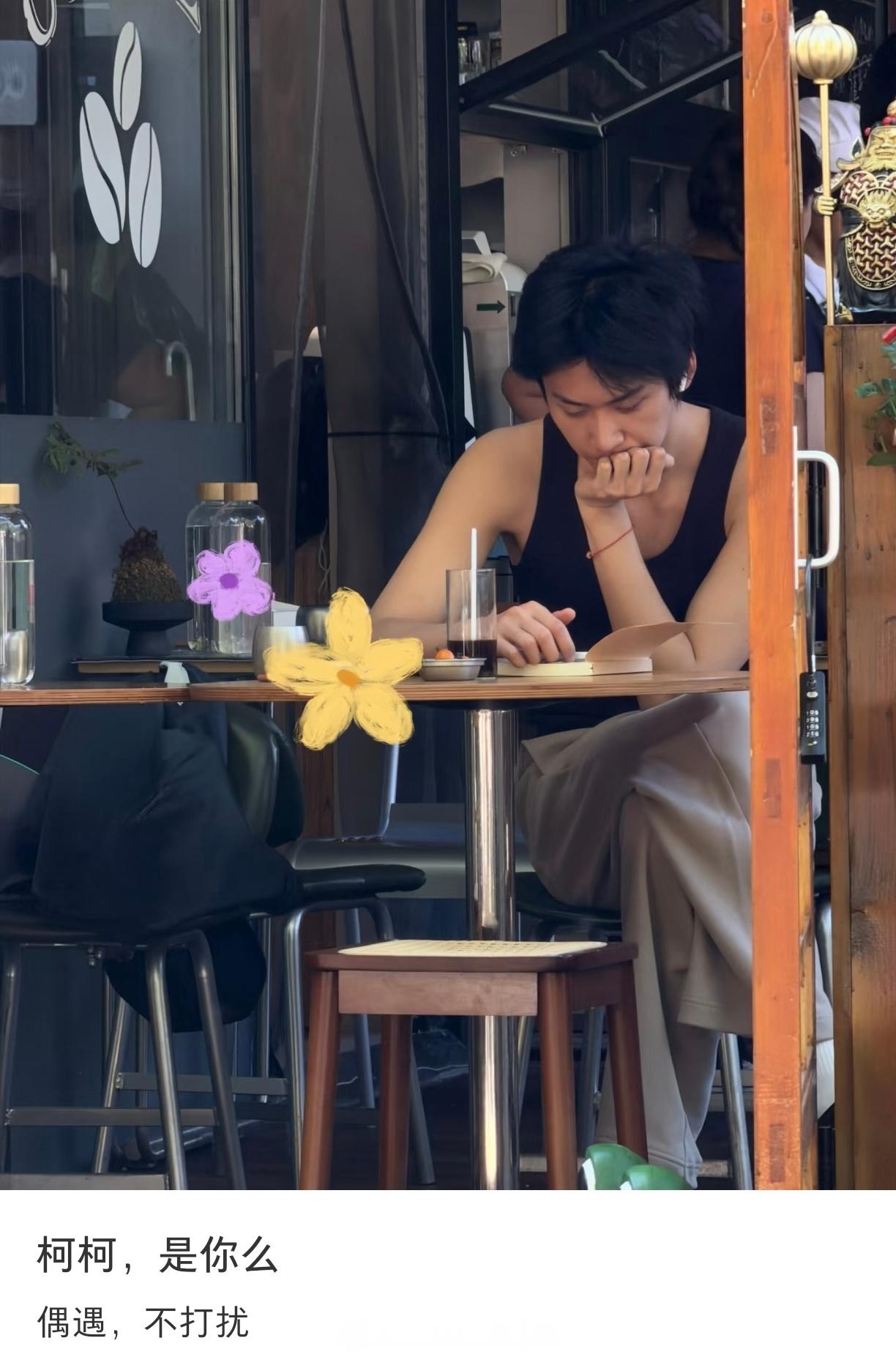 网友偶遇周柯宇，纯素颜+老头衫这个状态很帅了吧 