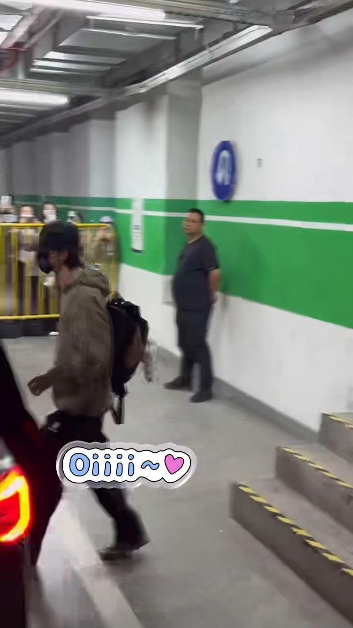 85号车手的反差感🈶上一秒迷彩服帅到失语下一秒小挂坠直接萌回原形🥺期待一博赛