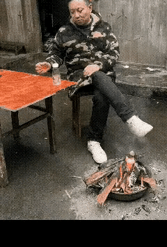 你个老六
让你贪吃
这下好了吧
被咬了吧[捂脸]