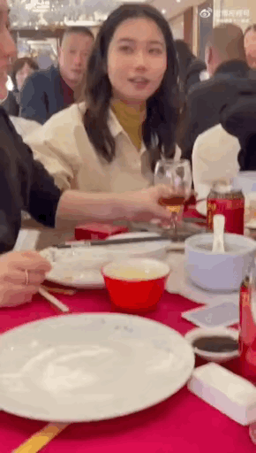 1：被捉弄的小姐姐，瞬间变得很尴尬了。
2：乌龟也这么搞笑吗？这么皮。