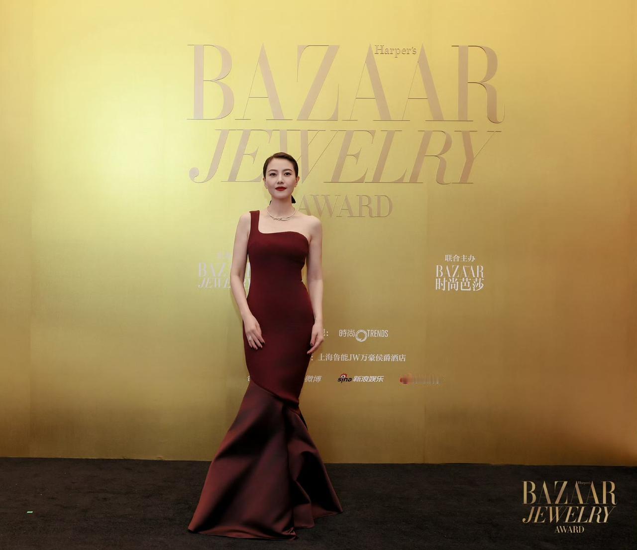 美丽优雅！
出道多年一直是万千男网友心中的第一女神👸