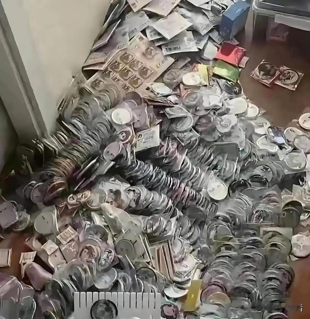 “初三女儿床底下翻出来的，妈妈看到后被气哭，辛苦赚钱给女儿生活费，她就拿去花在这