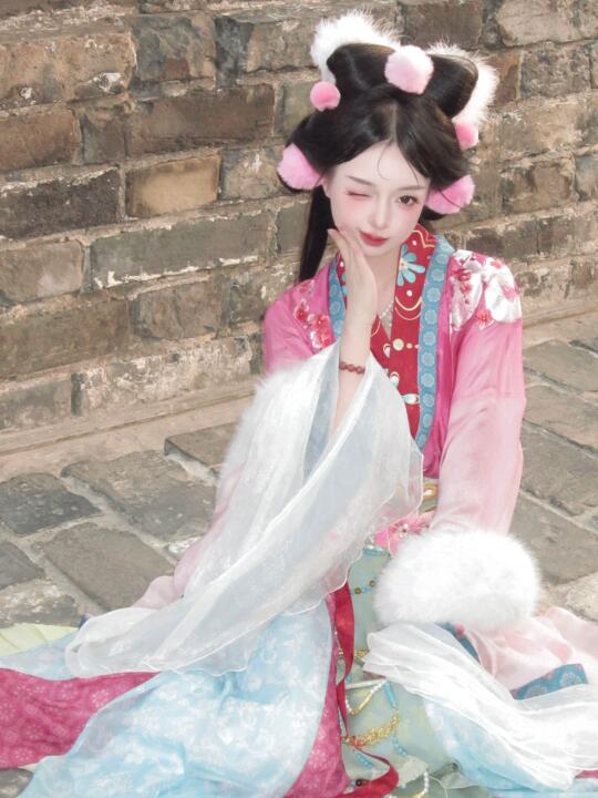 “臣女苏妲己，拜见大王。”