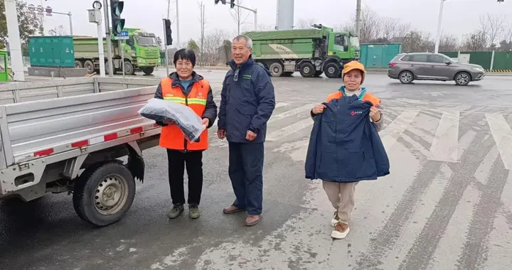 岁寒情暖，致敬坚守！资阳环卫为528名城市美容师换上新春战衣