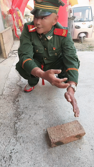 劈砖头见多了。
你见过有人徒手平地将砖头劈开的吗？
这位大叔就当着众人的面，将一