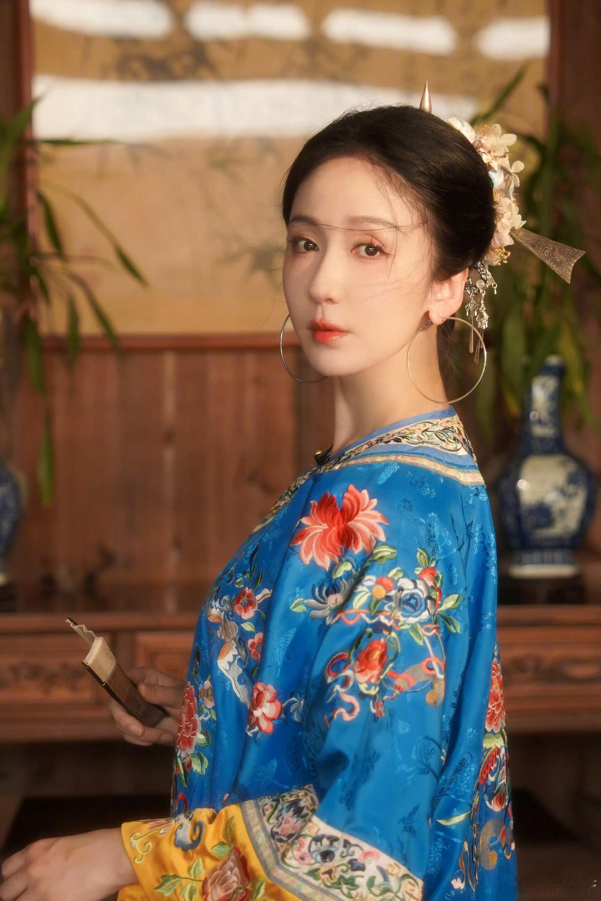 这个造型好适合娄艺潇，你真是太适合这种风格了，高雅端庄[心] ​​​