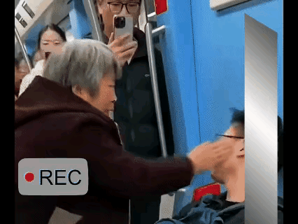 这起事件是谁有理？地铁里这位老人要求男子给她让坐，老人不是好好的跟男子说话，而是