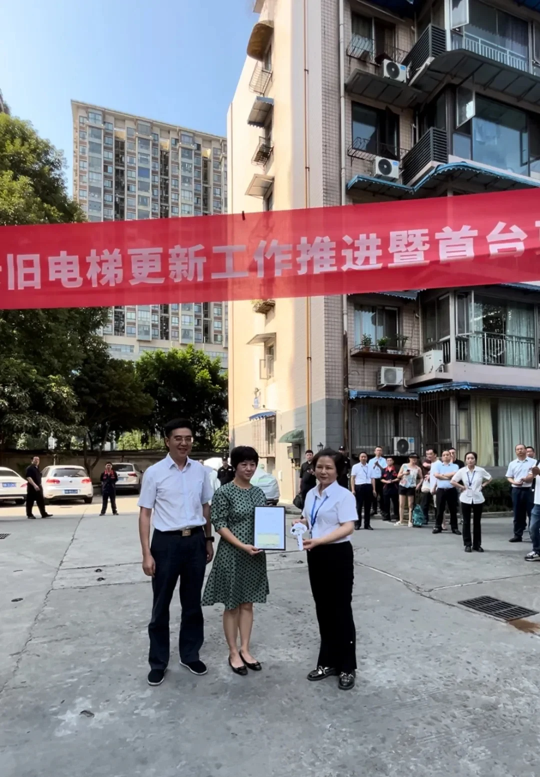 “梯”升幸福！成都市首台老旧电梯更新完成 9月3日上午，成都市朝阳公寓...