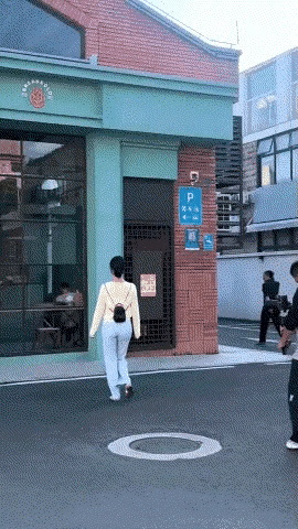 这小背包还挺精致的