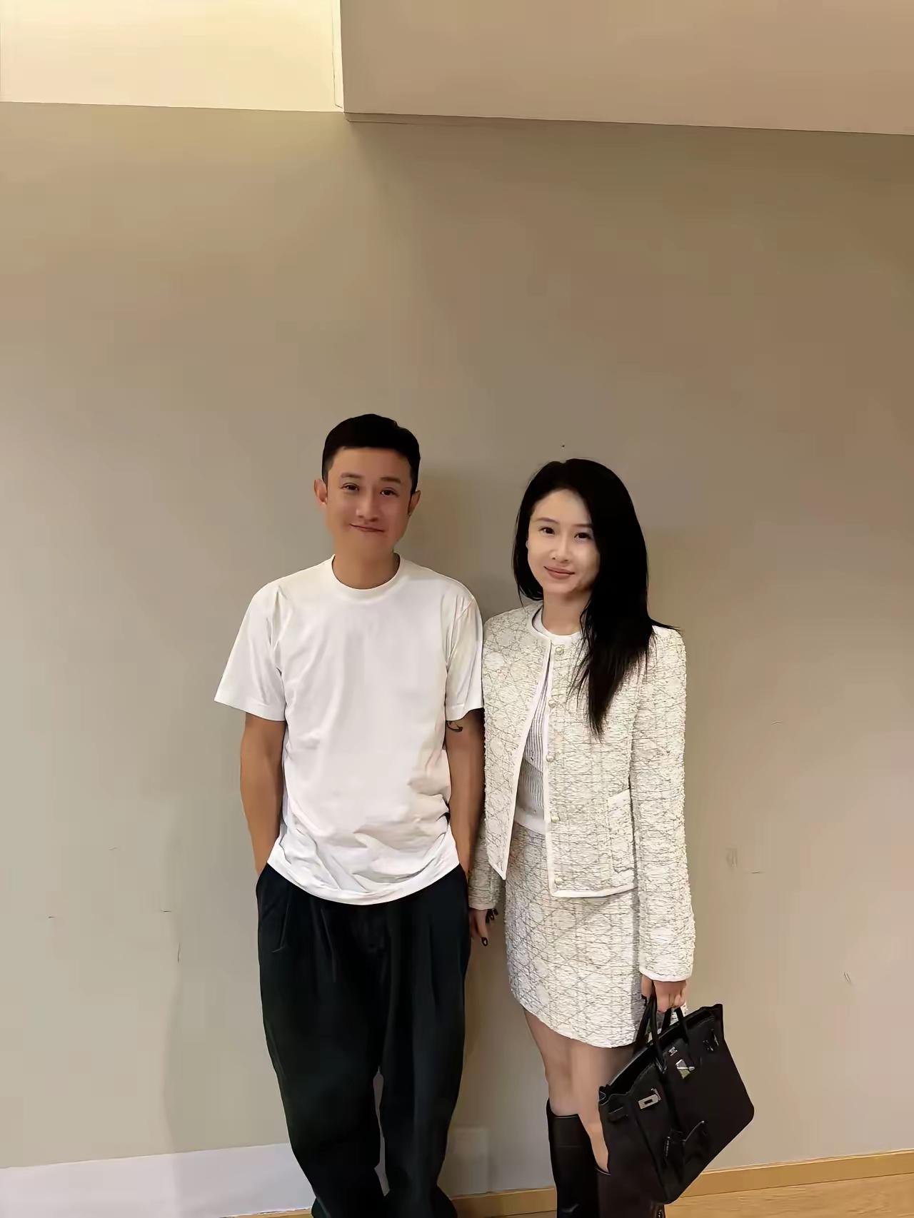 文章旁边女士是谁？非常有气质