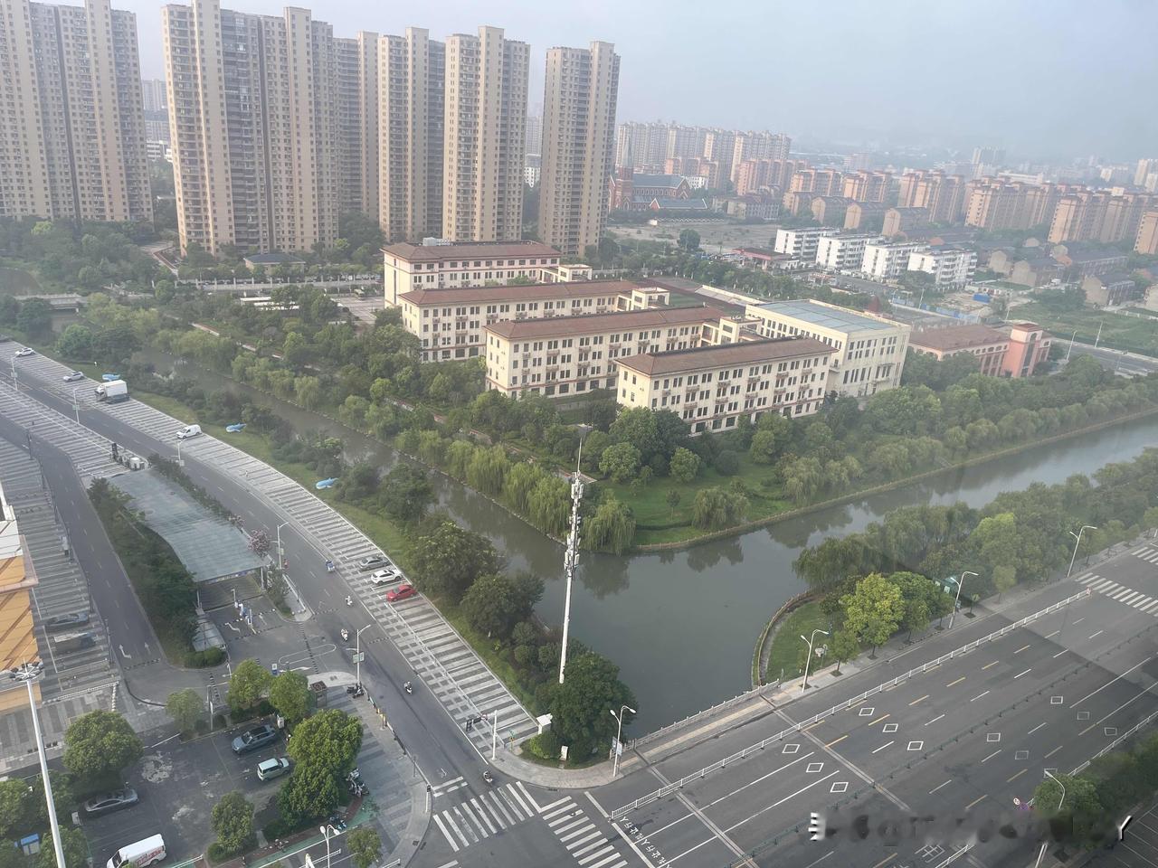 那次和她聊天，陪了她好久，她很开心，说了好多，原来是为了省电，她说听人家说开空调