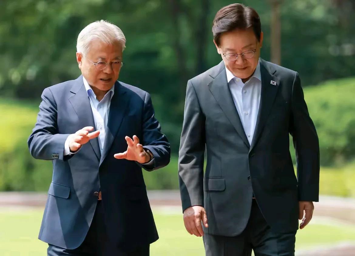 最新民调结果出炉，李在明的支持率首次跌破40%。其中房地产相关政策的负面评价高居