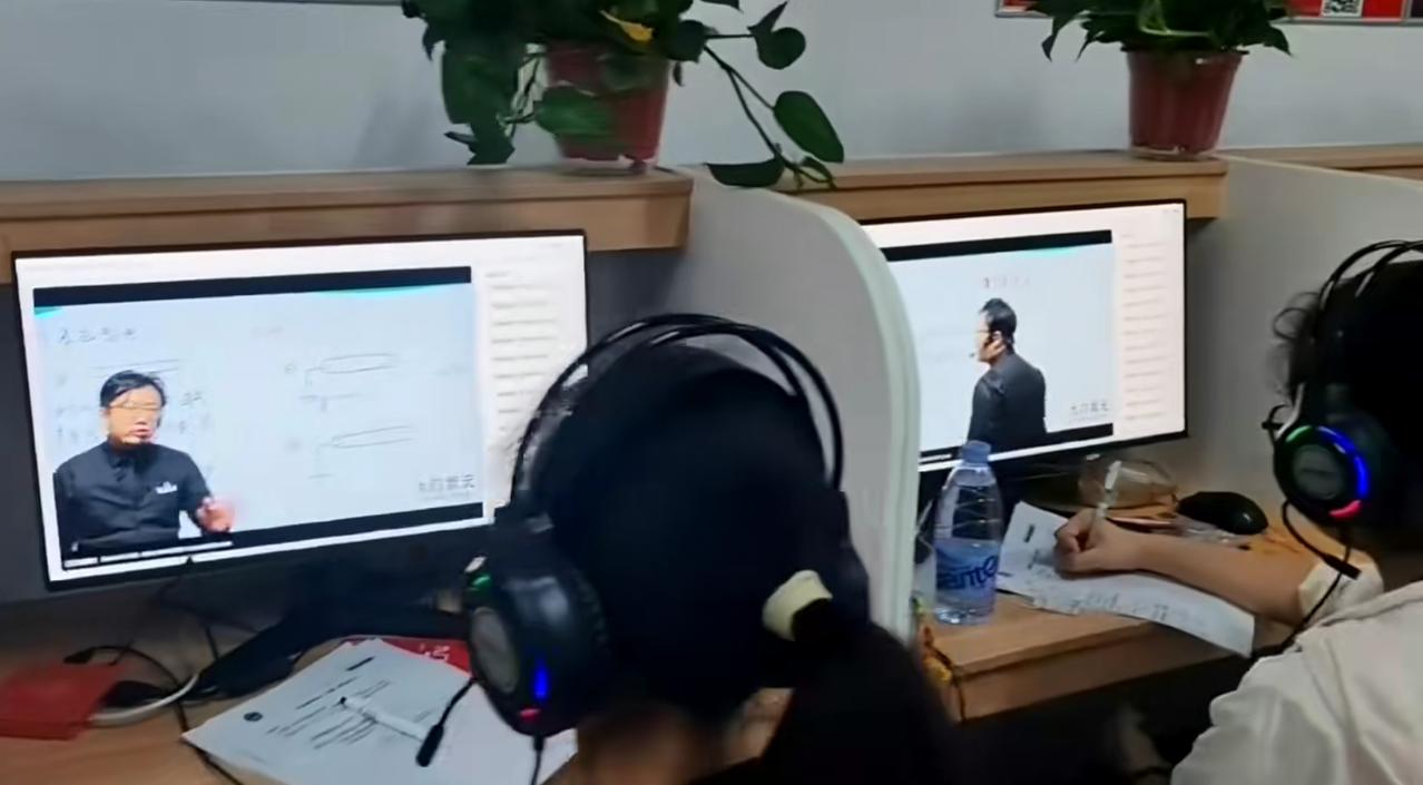 高中三年最稳的逆袭法则：四个字，顶用一生！


在教育圈流传一句话：“能熬过高中