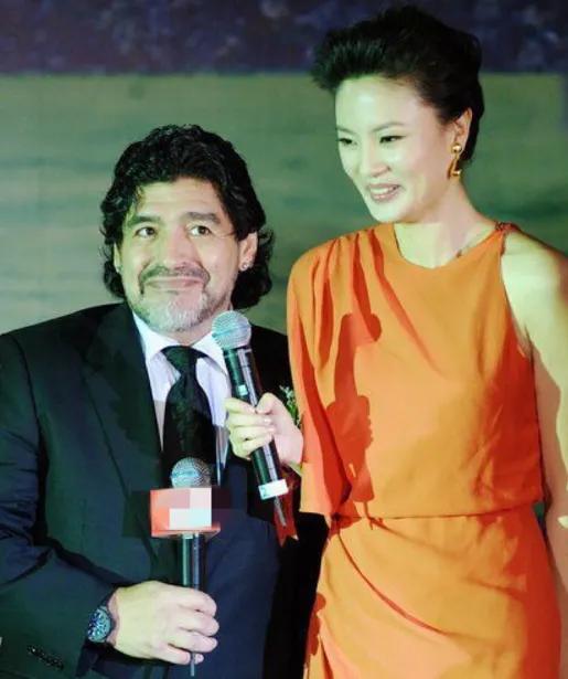 刘芳菲的回应太飒了！
 
最近，刘芳菲也从央视离职，开启直播带货，这是继李思思之