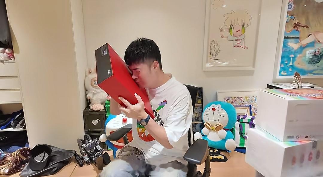陈赫沉浸式式开箱华为折叠电脑，对它的感受是轻、雅、薄、太帅了，他也算是华为真爱粉