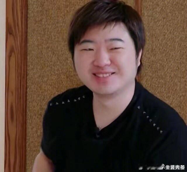 一旦接受米爆娃像吴彤这个设定 谁先带的头说米爆娃像吴彤啊！现在越看越觉得这小玩意