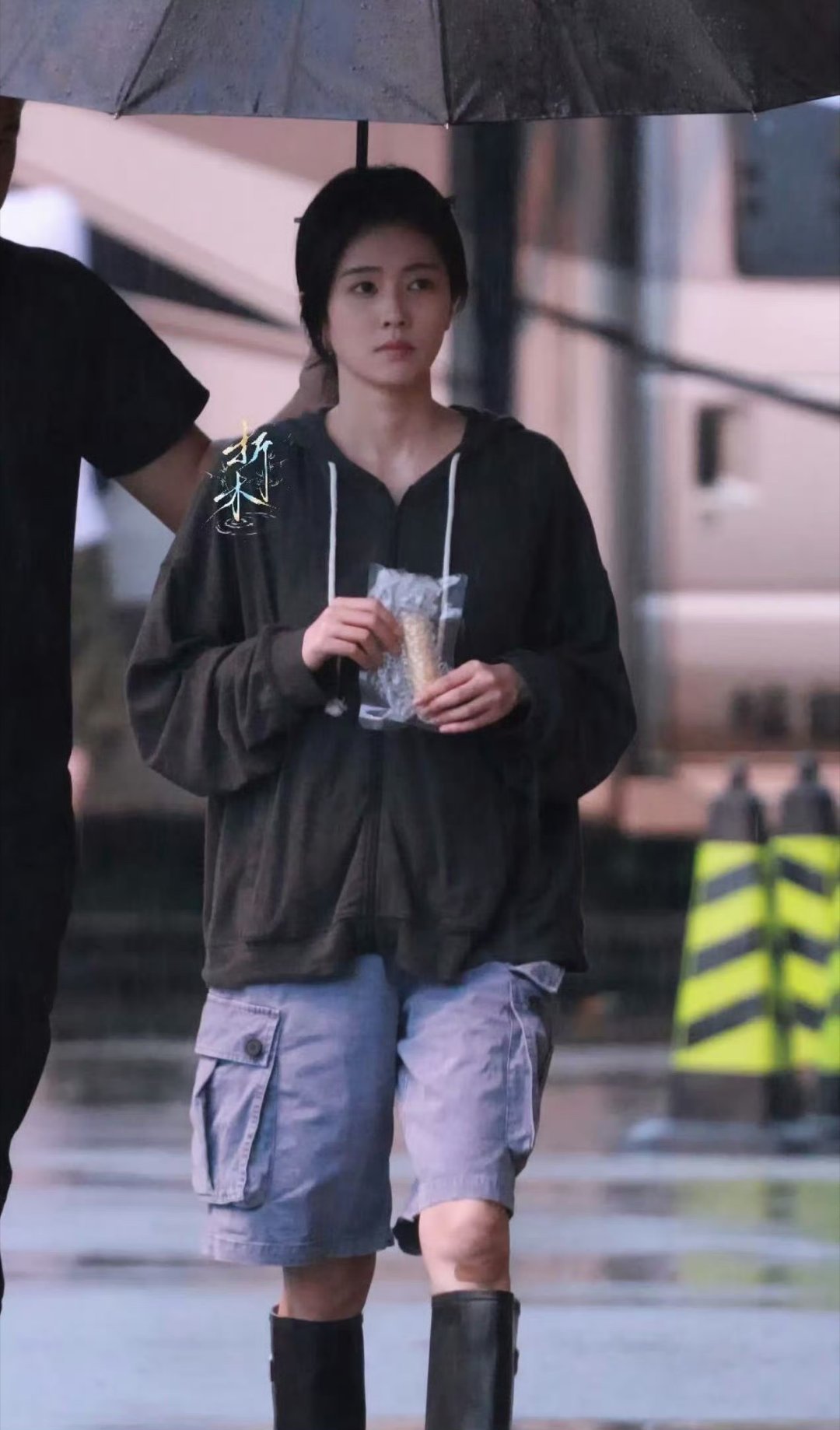 执念抓得越紧失去得越快人人都想挣脱命运的枷锁可爱恨纠缠环环相扣繁花盛极之后便是凋