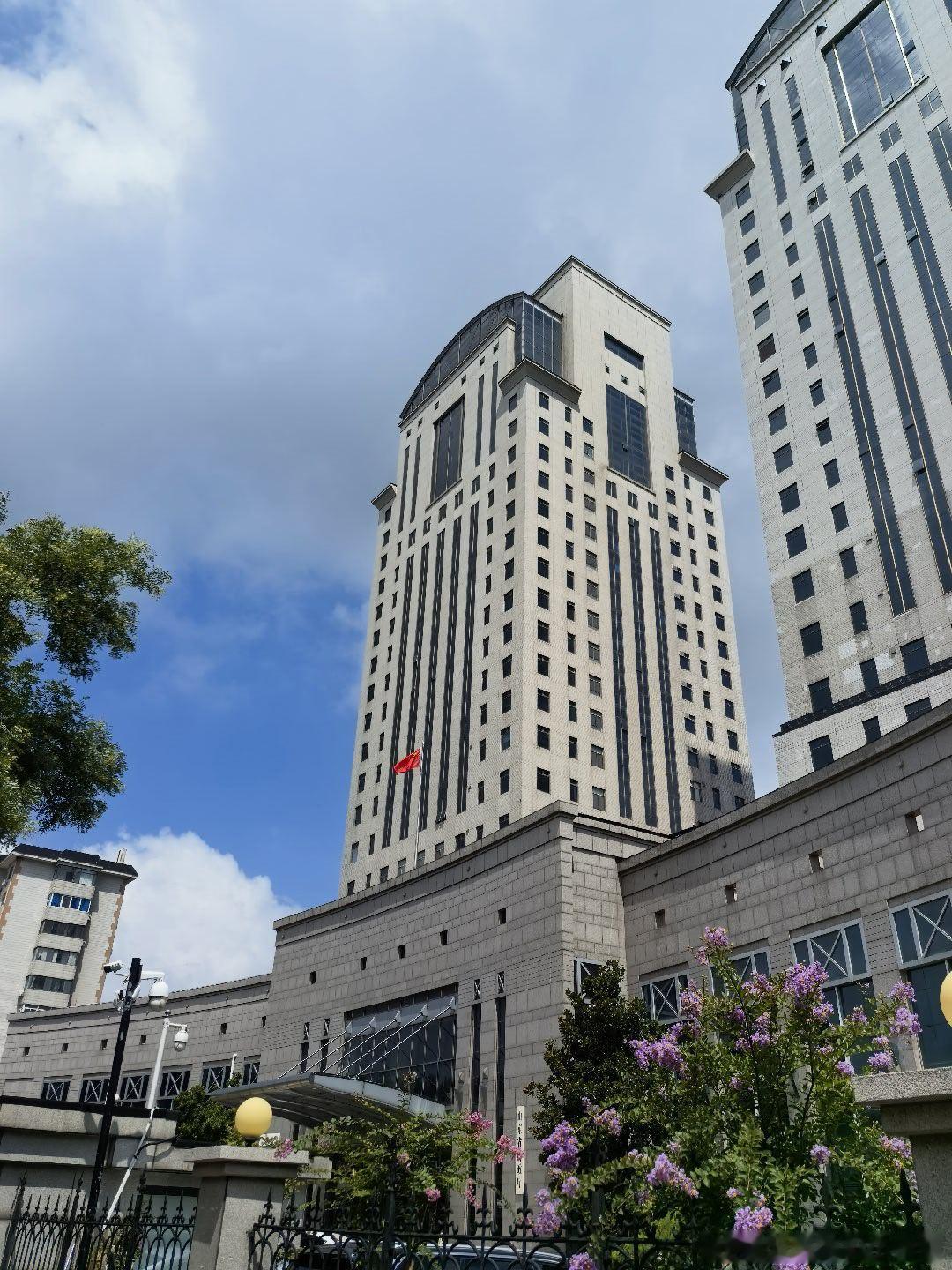 过来递交投诉会计师事务所以审代鉴、超范围执业等违规问题的书面材料。20分钟后下来