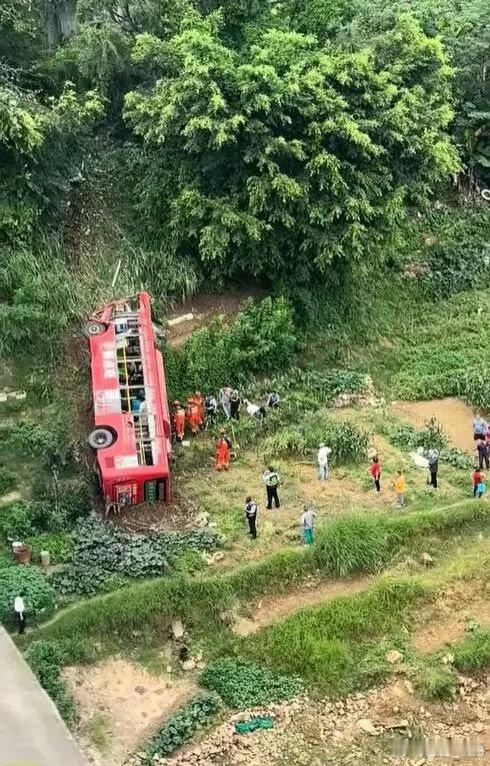 梧州公交车坠翻事故致3死5伤两车在桥头转盘位置发生碰擦/相撞；碰撞后公交车瞬间失