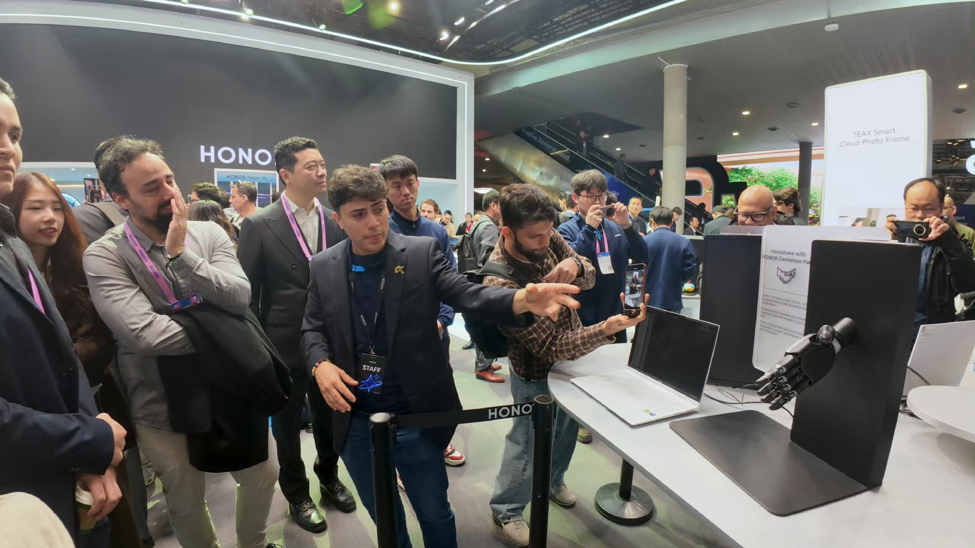 有媒体实测了MagicBook Pro 14 2026，跨国飞行13小时，全程不