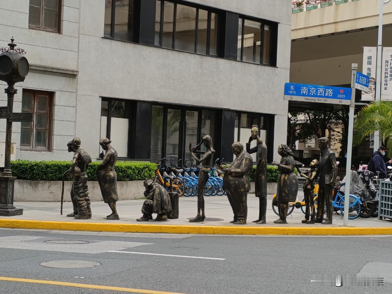 公交车上上来一群人，叽叽喳喳说过不停，声音一个比一个高。
一个老太太听了忍不住说