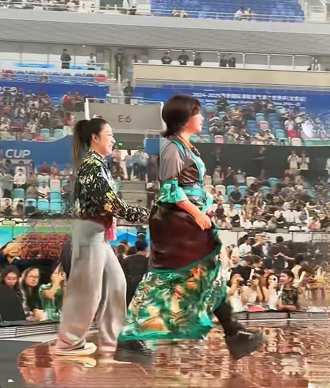 第38届百花奖红毯上，刘晓庆的一袭花衣真是一道独特的风景！
只见她穿着一袭绿黄相