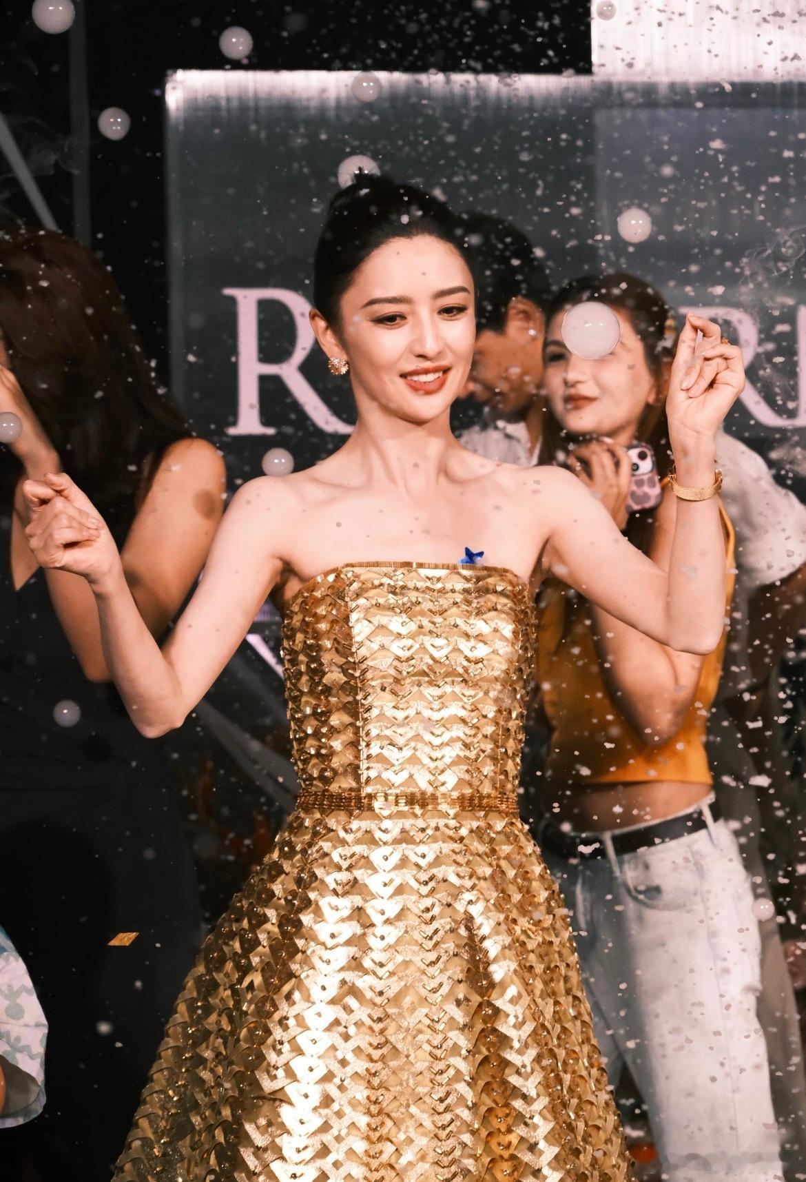陈思诚零点晒照为佟丽娅庆生陈思诚为丫丫送上卡点祝福：又启新岁 愿不逐喧嚣 且自逍