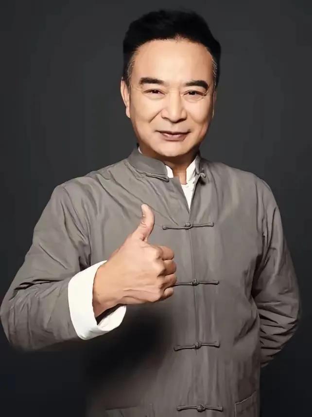 这个演员挺特别的，我一直以为他是台湾人，没想到是实打实的内地人。
他叫岳跃利，声