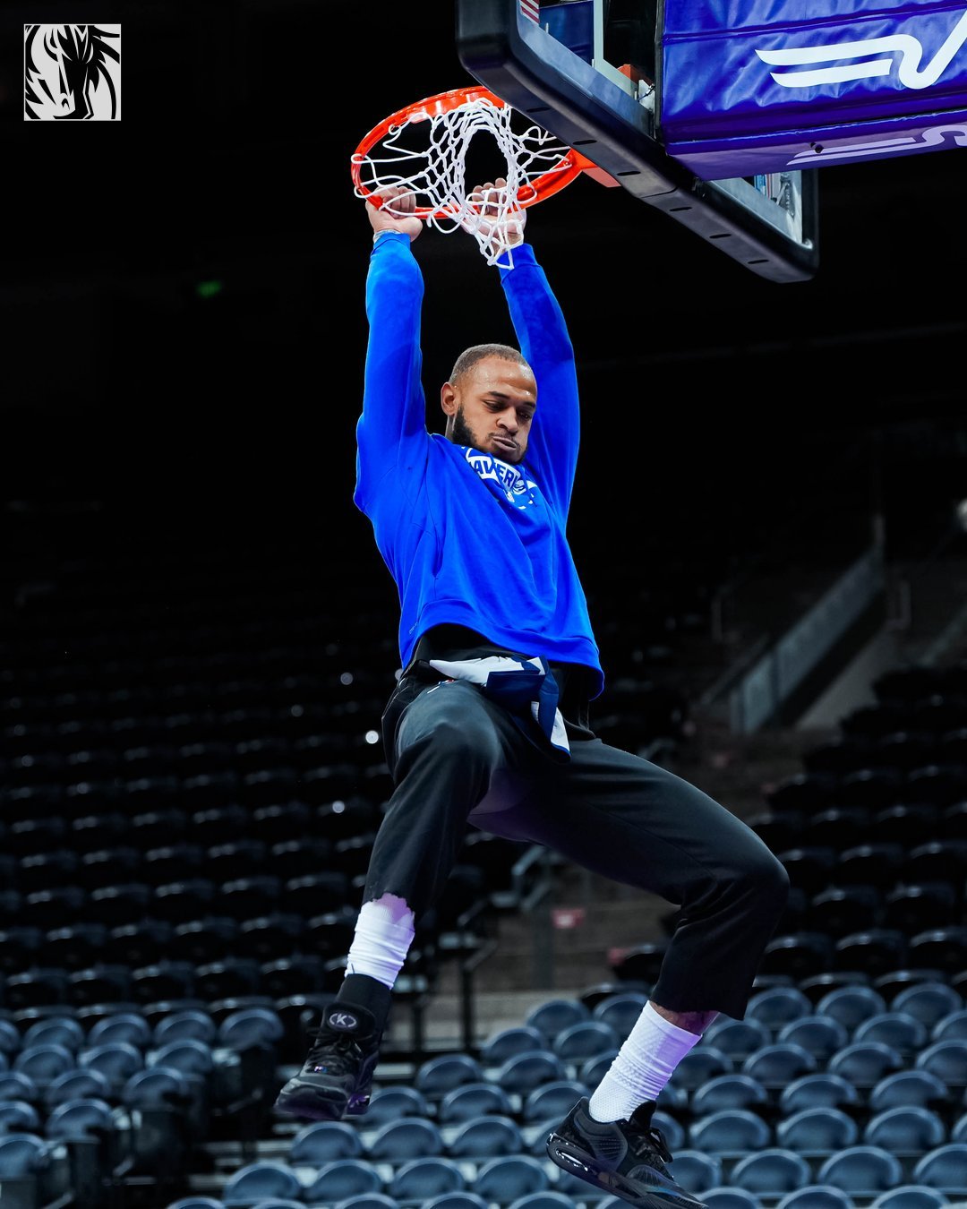 伤病报告：加福德可以出战今天的比赛，出场时间限制在 17-20 分钟。AD 因左