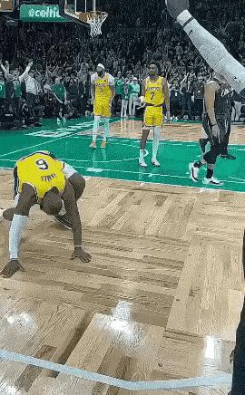NBA历史上最离谱的漏判！
气的詹姆斯跪地向裁判抗议！

这一幕发生在2023年