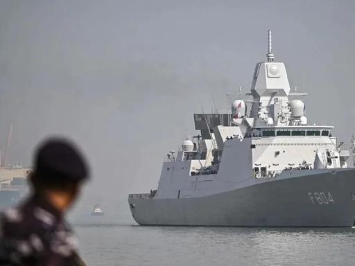 电战成功了，中国向全球通报！解放军用电子干扰，把一艘外国军舰赶跑了。这可是头一回