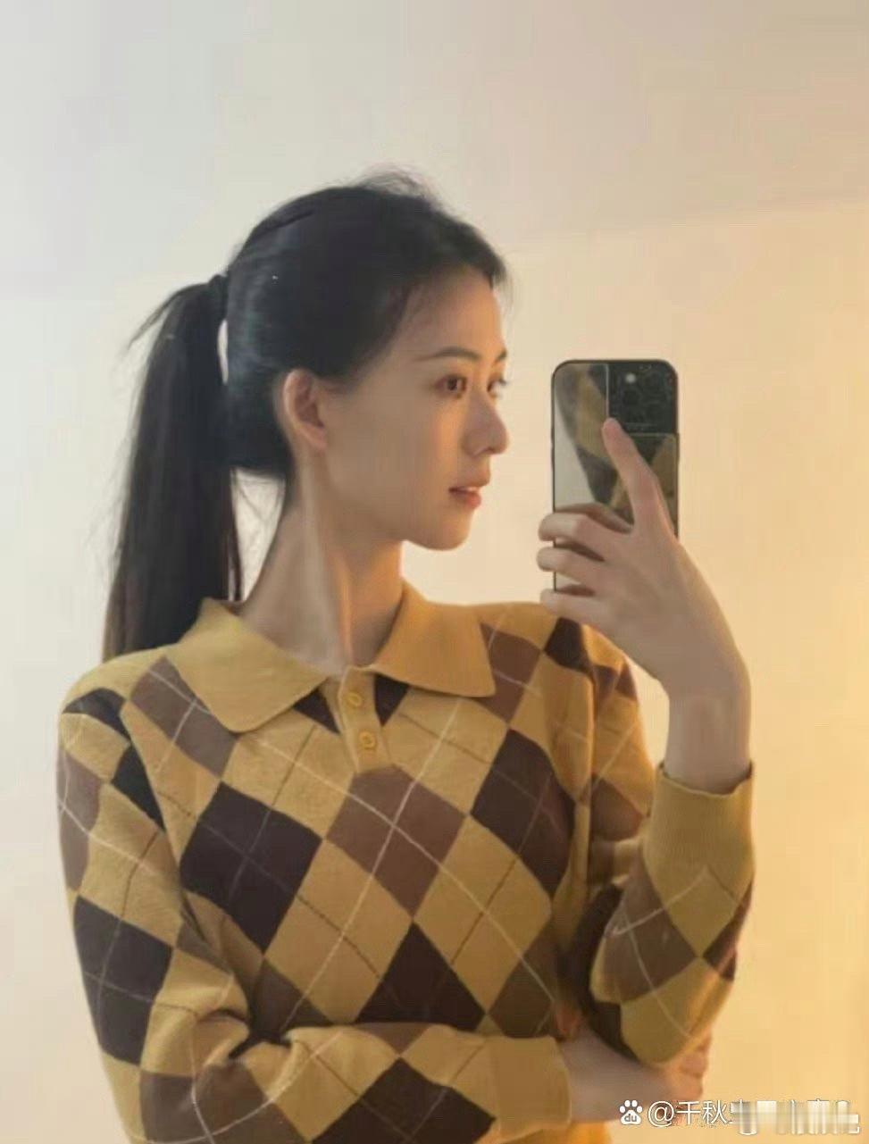 扎马尾似周冬雨，散发如刘亦菲，哪个造型更美 ​​​