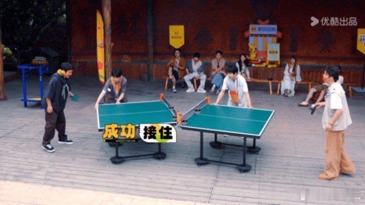 沈腾打乒乓球加旋儿 看腾哥打球还挺惊喜的，小手轻轻一动球就转得厉害，刘同追着球跑